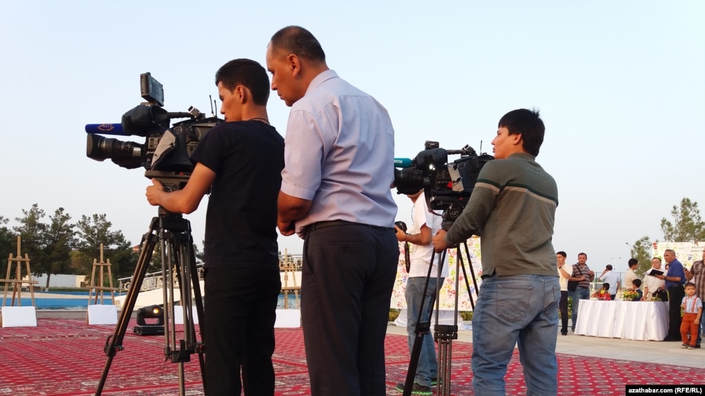 В Туркменистане снимают фильм по книге президента с привлечением госслужащих
