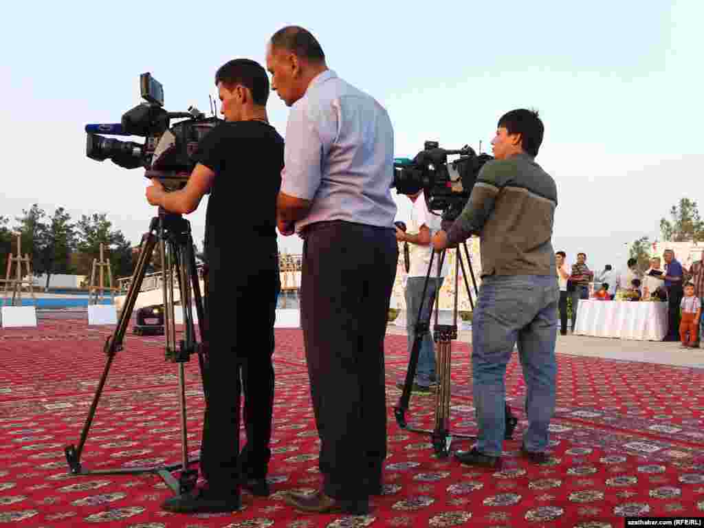 Türkmenabat şäherinde geçirilýän köpçülikleýin çäreleriň birinde Türkmenistanyň Dwölet telewideniýesi üçin wideo ýazgy alýan işgärler.