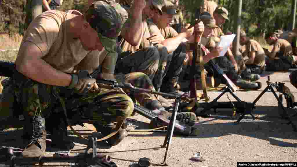 Солдати чистять зброю під час навчань Національної гвардії на полігоні під Києвом, 5 серпня 2015 року