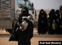 Žena s bebom u naručju u blizini sela Baguz, posljednjeg uporišta "Islamske države", februar 2019. godine