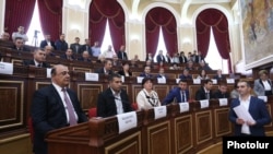 Armenia - Gyumri Mayor Samvel Balasanian (L) attends the first session of the city's municipal council, 10Oct2016.