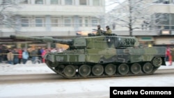 Танк "Леопард 2А4" финской армии на параде по случаю Дня независимости в Хельсинки