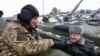 Петр Порошенко в Житомире на церемонии передачи армии отремонтированной бронетехники и самолетов