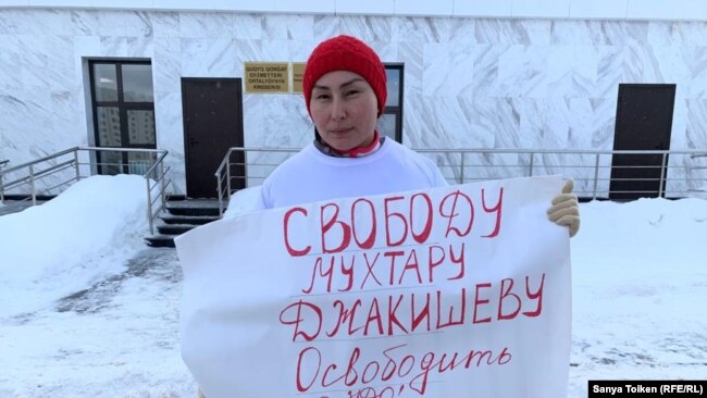 Активистка Бибигуль Туякова у здания генеральной прокуратуры Казахстана. Нур-Султан, 13 февраля 2020 года.