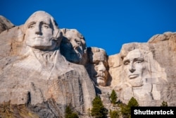Гора Рашмор.Барельеф с изображением четырех президентов США. Томас Джефферсон - второй слева