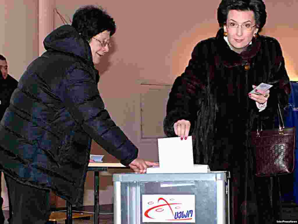 Спикер Парламента Грузии Нино Бурджанадзе голосует на внеочередных президентских выборах. Тбилиси 05 января 2008.