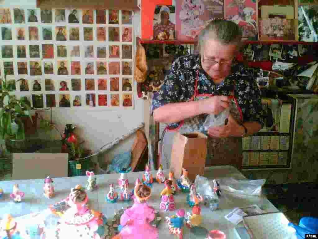 Художница - автор дымковских игрушек Валентина Племяннкова