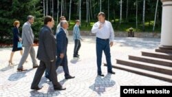 Віктор Янукович показує Межигір'я вибраним журналістам