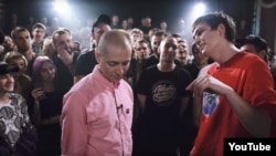 Баттл российских рэперов Oxxxymiron и Гнойный (справа)
