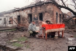 Расейскія салдаты ў Грозным побач з партрэтам Леніна, 4 красавіка 1995 года