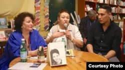 Фотограф и писатель Лоранс Деонна (слева), журналист Лира Байсеитова и ее внук Алан Байсеитов. Женева, 29 января 2020 года.