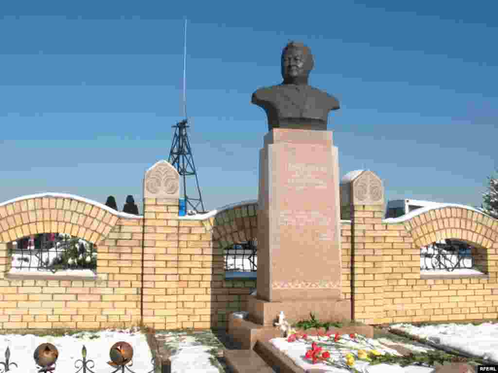 Памятник Заманбеку Нуркадилову на его могиле на кладбище "Кенсай". Алматы, 12 ноября 2008 года. - Памятник Заманбеку Нуркадилову на его могиле на кладбище "Кенсай". Алматы, 12 ноября 2008 года. 