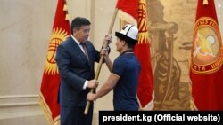 Президент Сооронбай Жээнбеков встретился со спортсменами, которые представят Кыргызстан на Азиатских играх в Индонезии. 7 августа 2018 года.