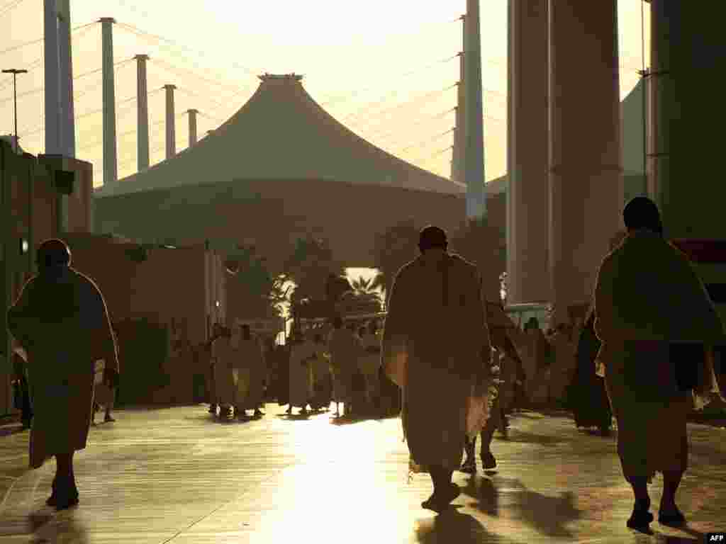 Ziyoratchilar Shoh Abdulaziz Halqaro Aeroportiga kelishmoqda - SAUDI ARABIA, Jeddah : Muslims arrive at King Abdulaziz International Airport at the Red Sea port city of Jeddah as believers from all over the world begin to arrive in Saudi Arabia to take part in the annual Hajj pilgrimage, one of Islam's five pillars, in the near by city of Mecca, on November 8, 2010. AFP PHOTO/AMER HILABI 