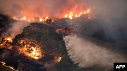Helikopter gasi požar u blizini Bairnsdalea u regiji Viktorija u Istočnom Gippslandu, 31. decembra 2019. godine