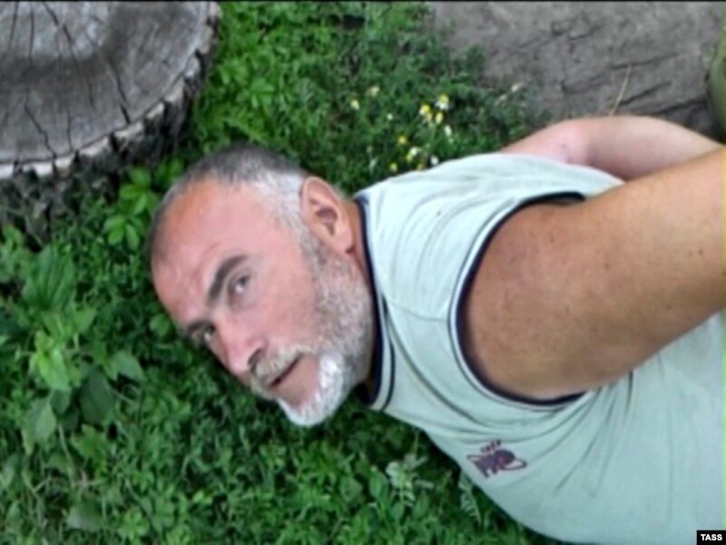 Обвиняемый в убийстве Георгия Гонгадзе сотрудник МВД Украины Алексей Пукач во время задержания в Житомирской области Украины. 23 июля 2009 года. 