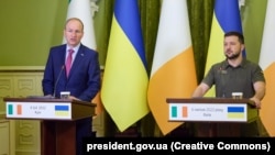 Irish Prime Minister Micheal Martin (left) and Ukrainian President Volodymyr Zelenskiy hold a press conference in Kyiv on July 6.