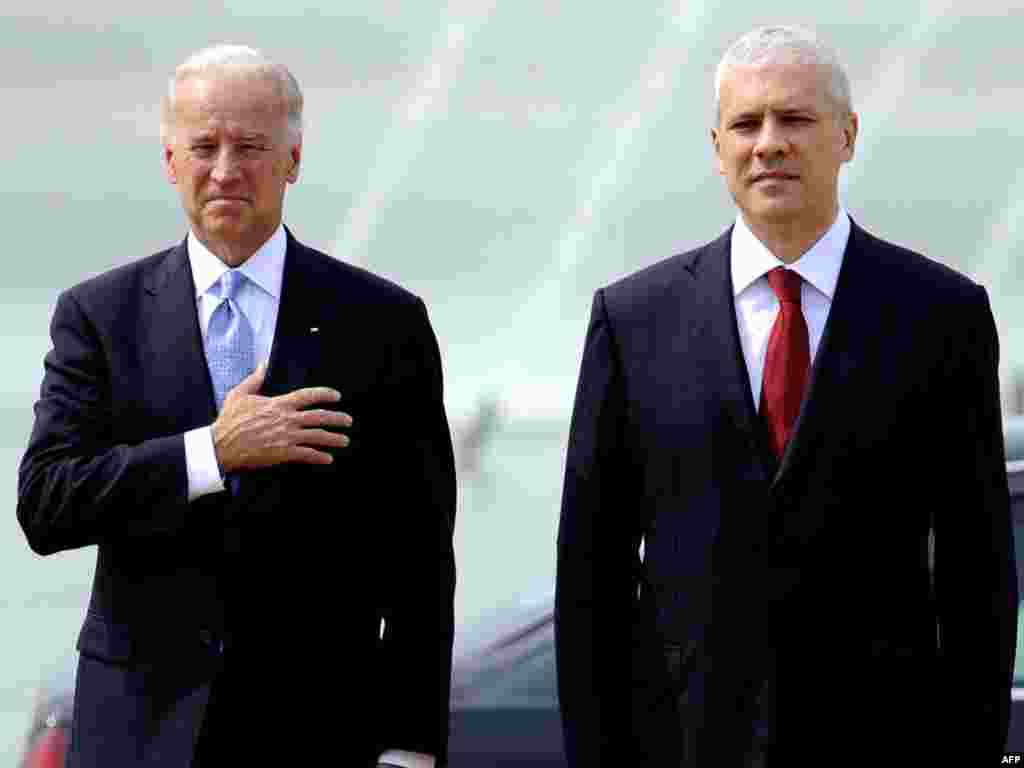 Dobrodošlica na aerodromu - Predsednik Srbije Boris Tadić dočekao je Bajdena na beogradskom aerodromu.