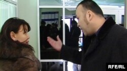 Мұхтар Жәкішевке жаңадан тағайындалған адвокат Болат Исатаев (оң жақта) айыпкердің зайыбы Жәмила Жәкішевамен (сол жақта) сот ғимаратында шекісіп қалды. Астана, 19 қаңтар 2010 жыл.