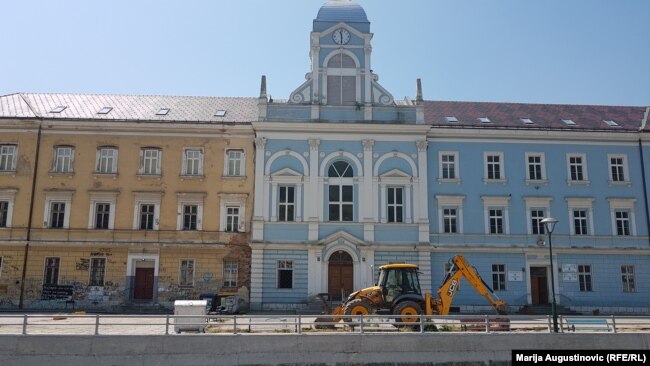 Buldožer uklanja ogradu, 6. juli 2019.