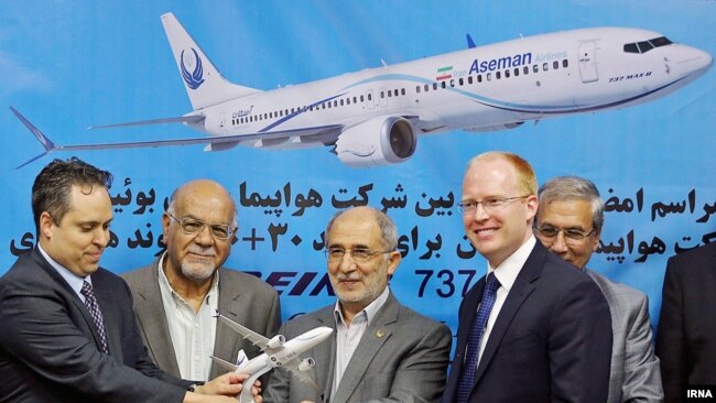 После церемонии подписания контракта о покупке иранской авиакомпанией 30 самолетов Boeing модели 737 MAX