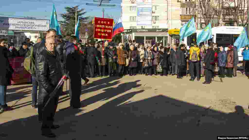 Учасники мітингу також тримали в руках транспаранти своїх організацій