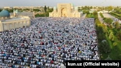 Мусульмане читают хайит-намаз в мечети «Хазрати имам» в Ташкенте. 