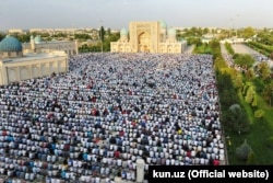 Uzbek Muslims attend Friday Prayers at the Hazrati Imom mosque in Tashkent. (file photo)