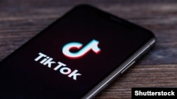 Приложение TikTok в мобильном телефоне.