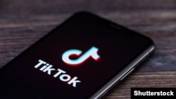 Логотип приложения TikTok в смартфоне.