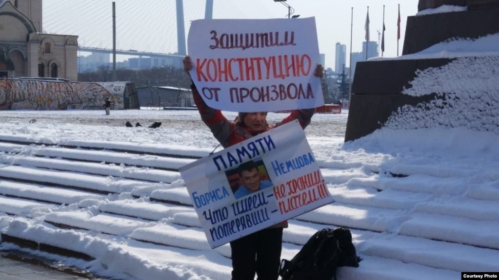 Акция в память о политике Борисе Немцове во Владивостоке 