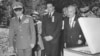 علینقی عالیخانی، وزیر اقتصاد (نفر وسط) در کنار محمدرضا شاه پهلوی. 