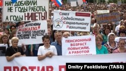 Тысячи людей по всей стране митингуют против повышения пенсионного возраста