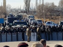 Жители напротив сотрудников спецназа, заблокировавших дорогу между сёлами Масанчи и Каракемер. Жамбылская область, 8 февраля 2020 года.