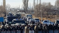 Сотрудники полицейского спецназа, перекрывшие движение по автодороге между сёлами Масанчи и Каракемер. 8 февраля 2020 года.