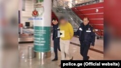 نمایی از بازداشت ایرانی متهم به قاچاق انسان در فرودگاه تفلیس.