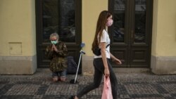 Жінка крокує вулиця Праги під час карантину, 19 квітня 2020 року