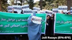آرشیف، شماری از زنان در یک راه پیمایی در کابل خواستار تأمین صلح در کشور شدند.