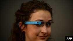 Iамерка -- Google Glass зуьйш дакъалоцуш ю Лос Анджелесера Франческа Мари Смит, Марс27, 2013