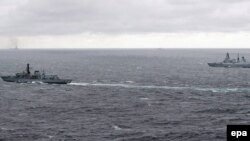 Британські фрегат «типу 23» і есмінець «типу 45» – саме такі, пише преса, мали б зайти в Чорне море. На цьому знімку 2016 року вони супроводжують у Північному морі російський авіаносний крейсер «Адмірал Кузнецов» – це стовп чорного диму вдалині ліворуч