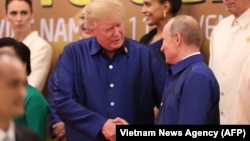 دست دادن رئیس جمهوری آمریکا با همتای روس او روز جمعه در ویتنام