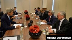 Госсекретарь США Джон Керри на встрече с президентом Армении Сержем Саргсяном. Варшава, 8 июля 2016 года.