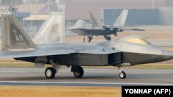 АКШнын соңку үлгүдөгү F-22 Raptor истребители Түштүк Кореянын Гвангу аскерий базасында.