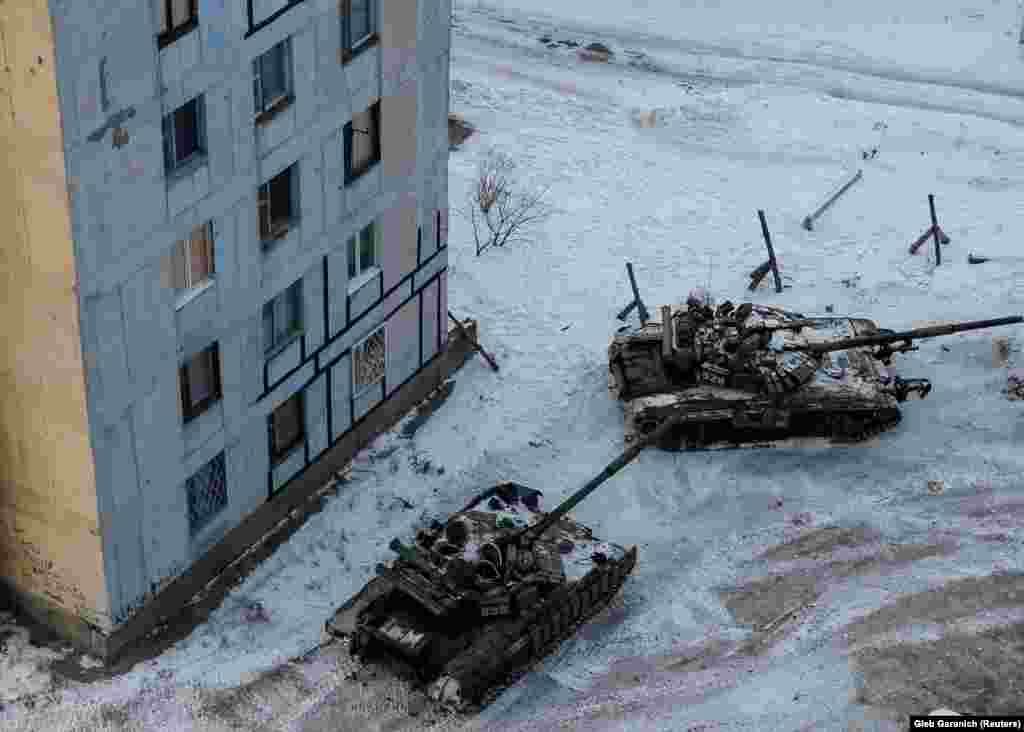 Ukrainanyň gündogarynda ýerleşýän hökümetiň gözegçiligindäki Awdiýiwka şäherçesinde tanklar görünýär. 1-nji fewral, 2017 (Reuters/Gleb Garaniç)