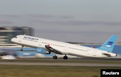 The Metrojet Airbus A321 with registration number EI-ETJ that crashed in Egypt's Sinai Peninsula takes off from Moscow's Domodedovo airport on October 20.