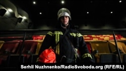 Пожежник під час евакуації відвідувачів кінотеатру