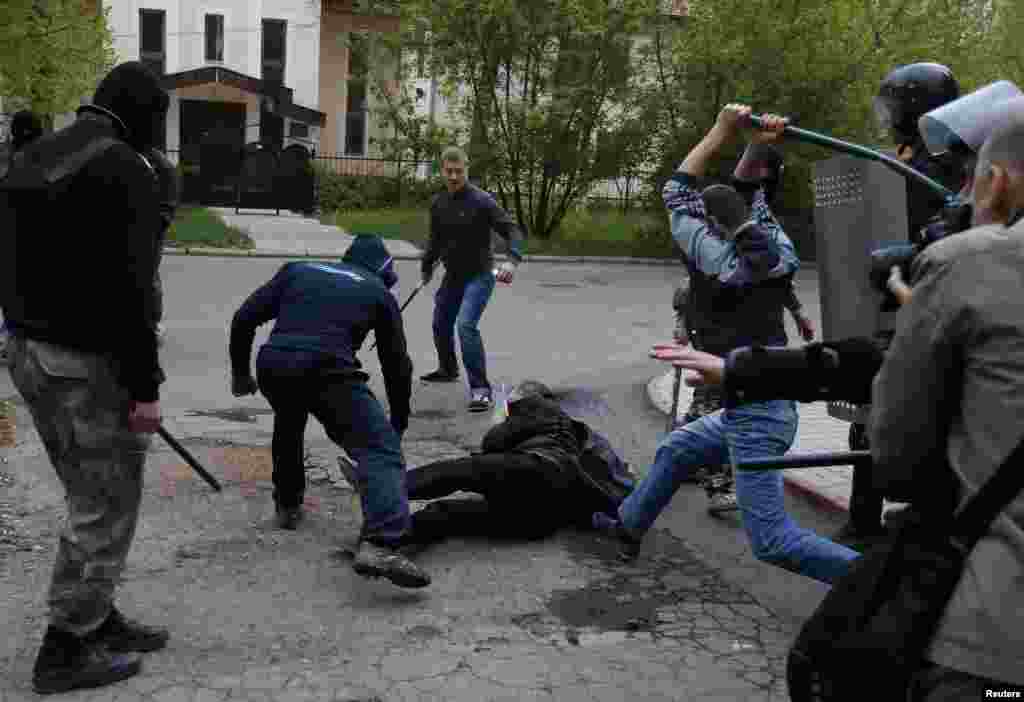 14 людей постраждали через зіткнення проросійських активістів з учасниками акції за єдність України у Донецьку, 28 квітня 2014 року