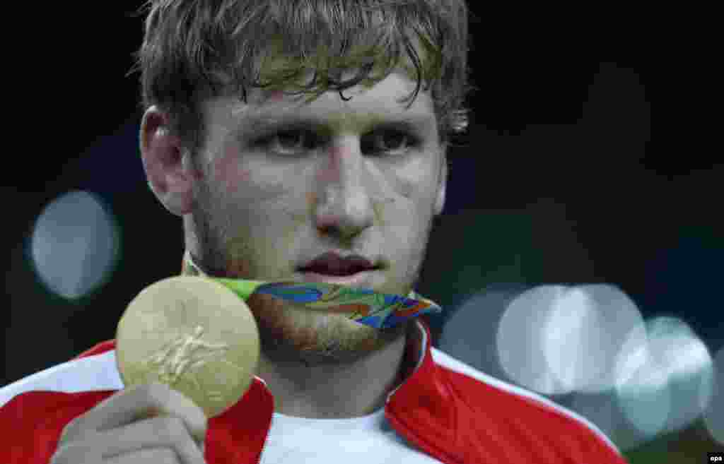 Artur Aleksanyan of Armenia defeated Cuba's Yasmany Daniel Lugo Cabrera to take gold in the 98-kilogram wrestling final.