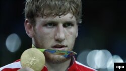 Артур Алексанян с золотой олимпийской медалью на Олимпийских играх в Рио-де-Жанейро, 16 августа 2016 г. 