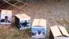 Картонные коробки в виде тюремных камер с фотографиями заключенных правозащитника Евгения Жовтиса, журналиста Рамазана Есергепова и поэта Арона Атабека. Акция активистов оппозиции. Талдыкорган, 19 октября 2010 года.